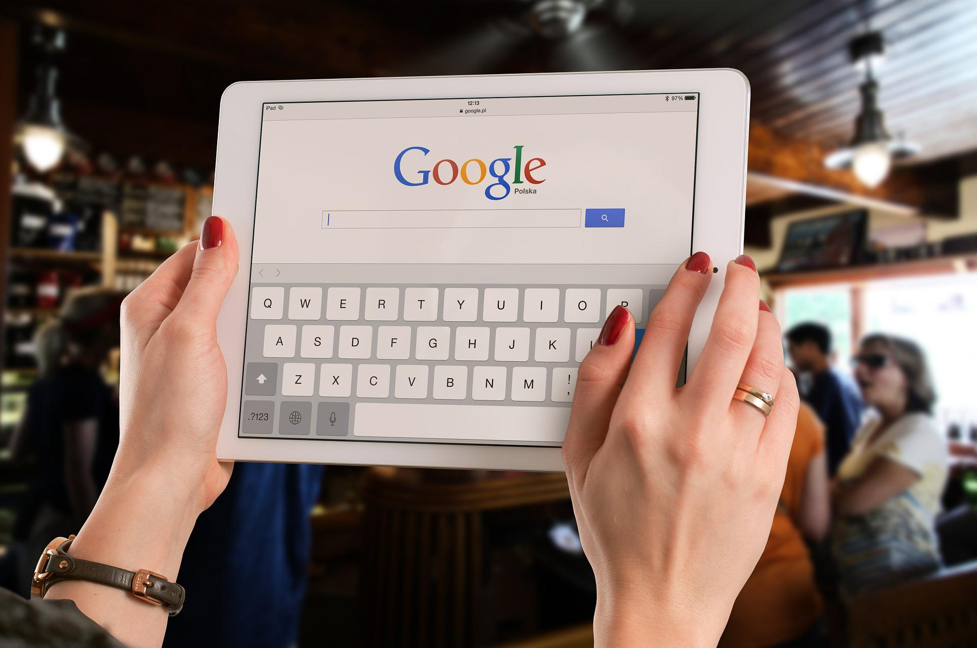 przeglądarka wyszukiwarka Google logo tablet Apple iPad Polacy
