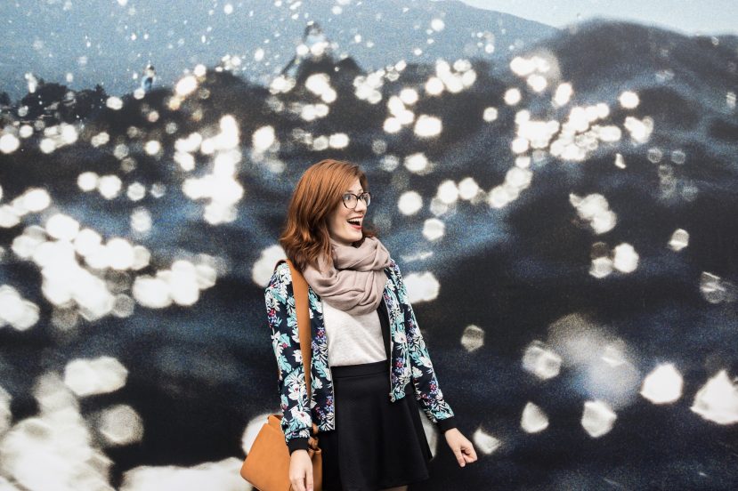 zdziwiona zaskoczona kobieta woman girl dziewczyna surprised amazed