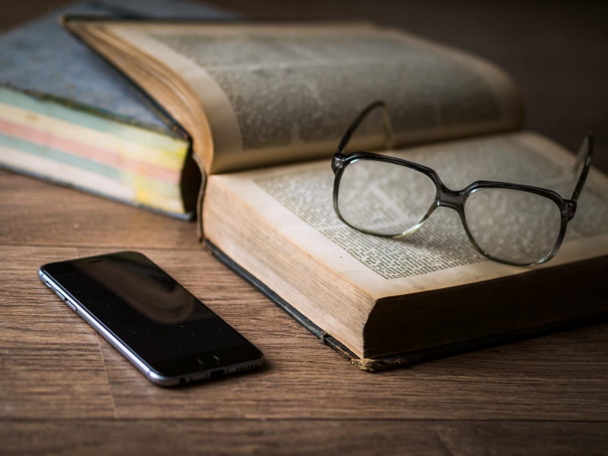 książka-okulary-papier-telefon-czytanie-amazon