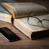 książka-okulary-papier-telefon-czytanie-amazon