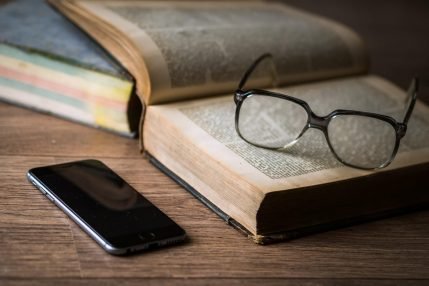 książka-okulary-papier-telefon-czytanie-amazon