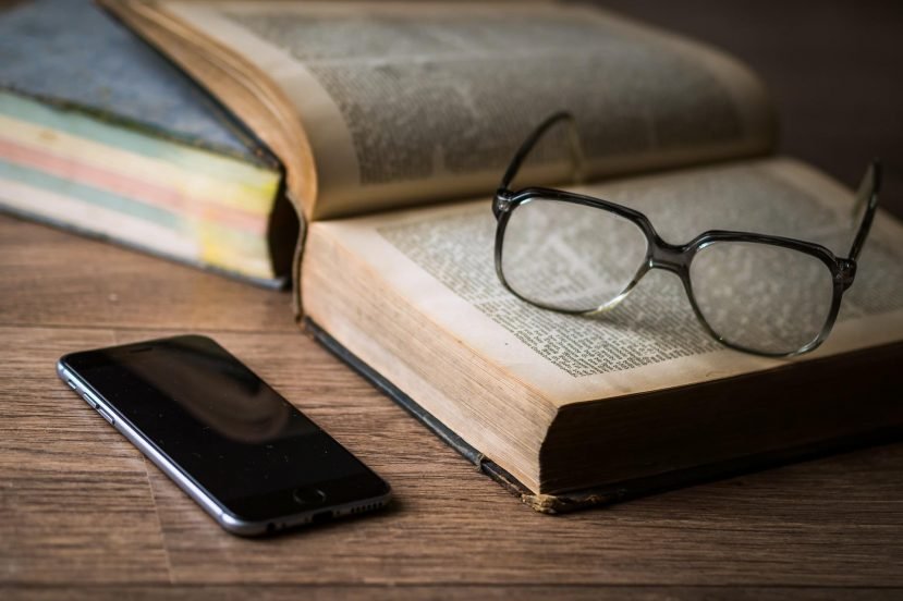 książka-okulary-papier-telefon-czytanie-amazon