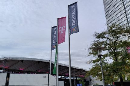 Digital X 2022 - flagi promujące wydarzenie