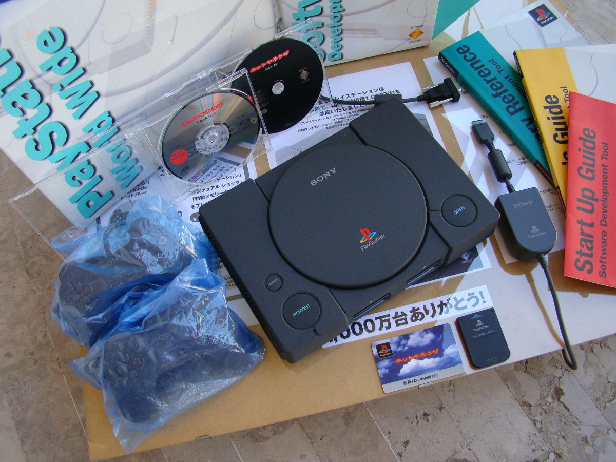 PlayStation - Edycja Net Yaroze (źródło: Robert Sebo/User: Yaroze/Wikipedia