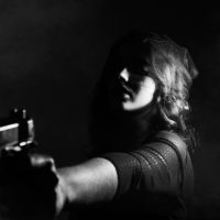 kobieta pistolet strzelanka