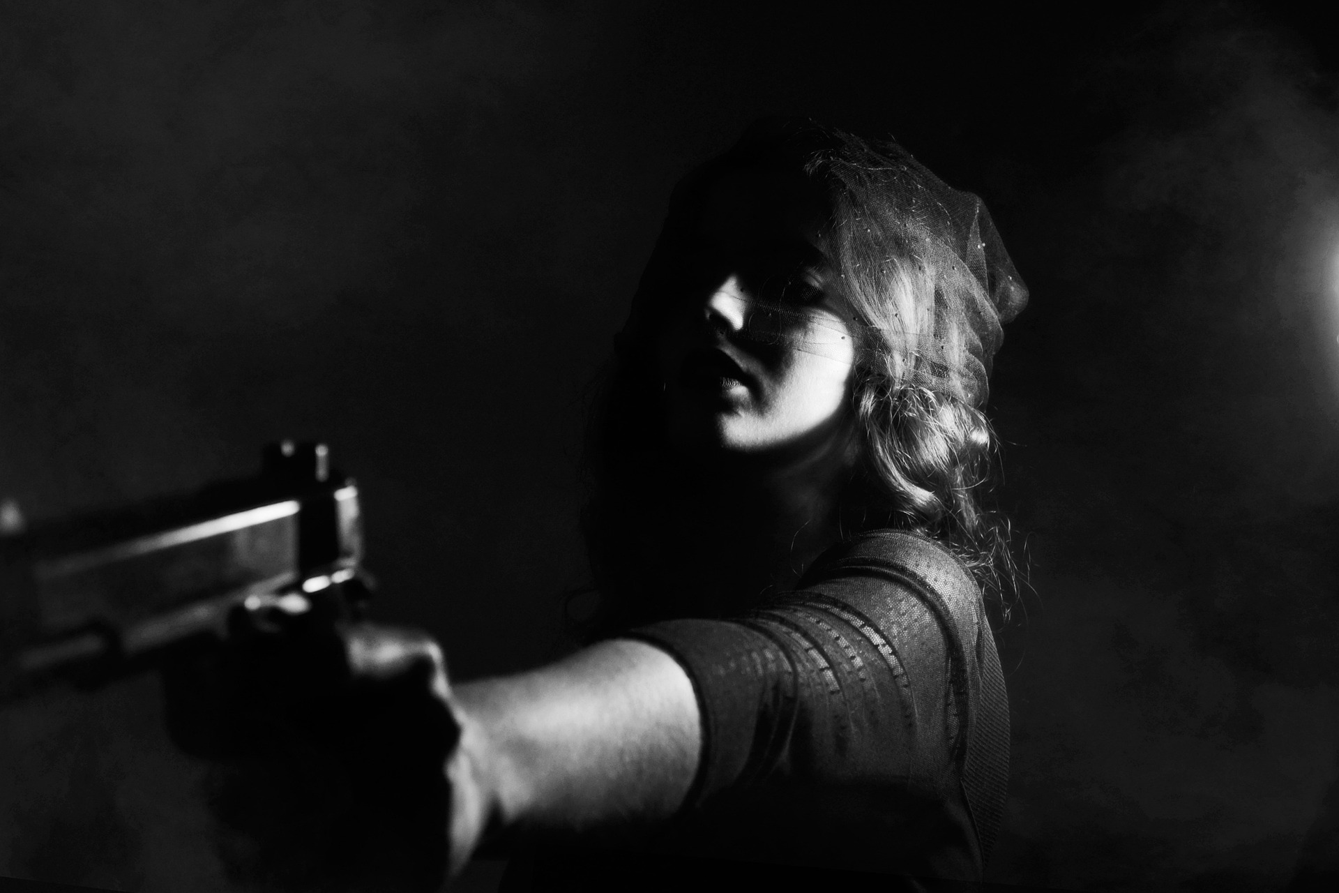 kobieta pistolet strzelanka