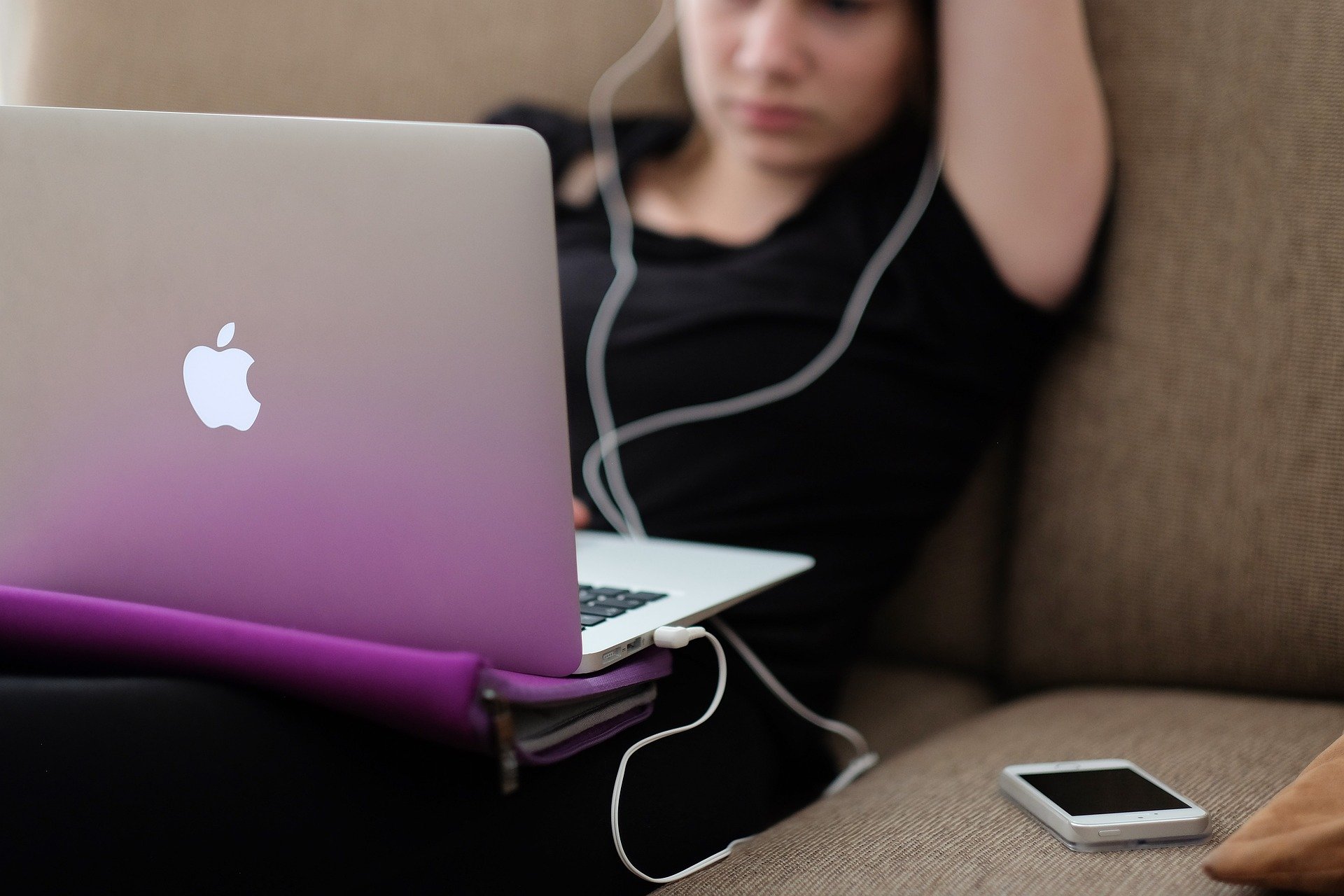 MacBook Apple słuchanie muzyki