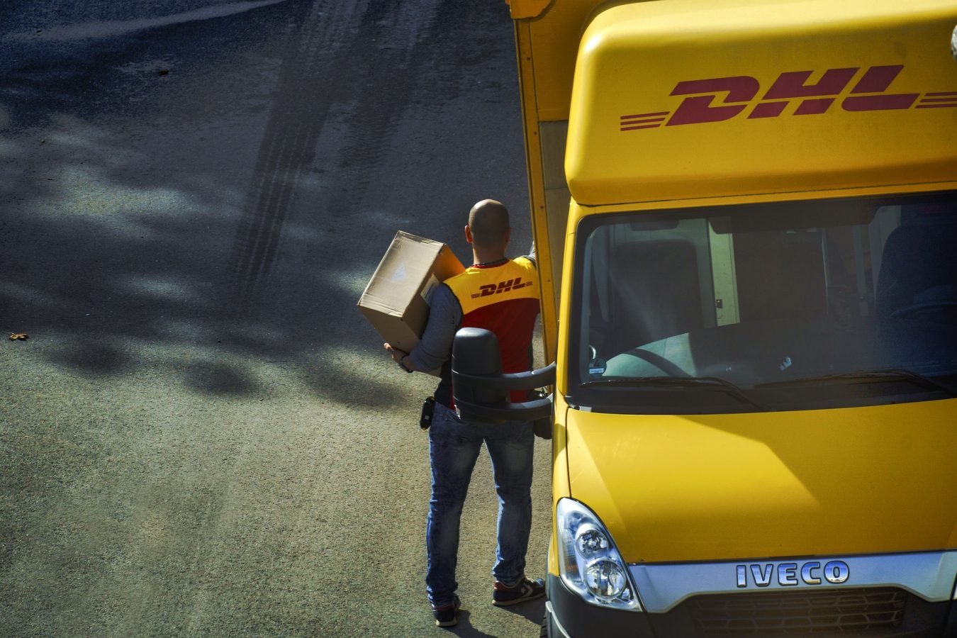 DHL Kurier dostawa