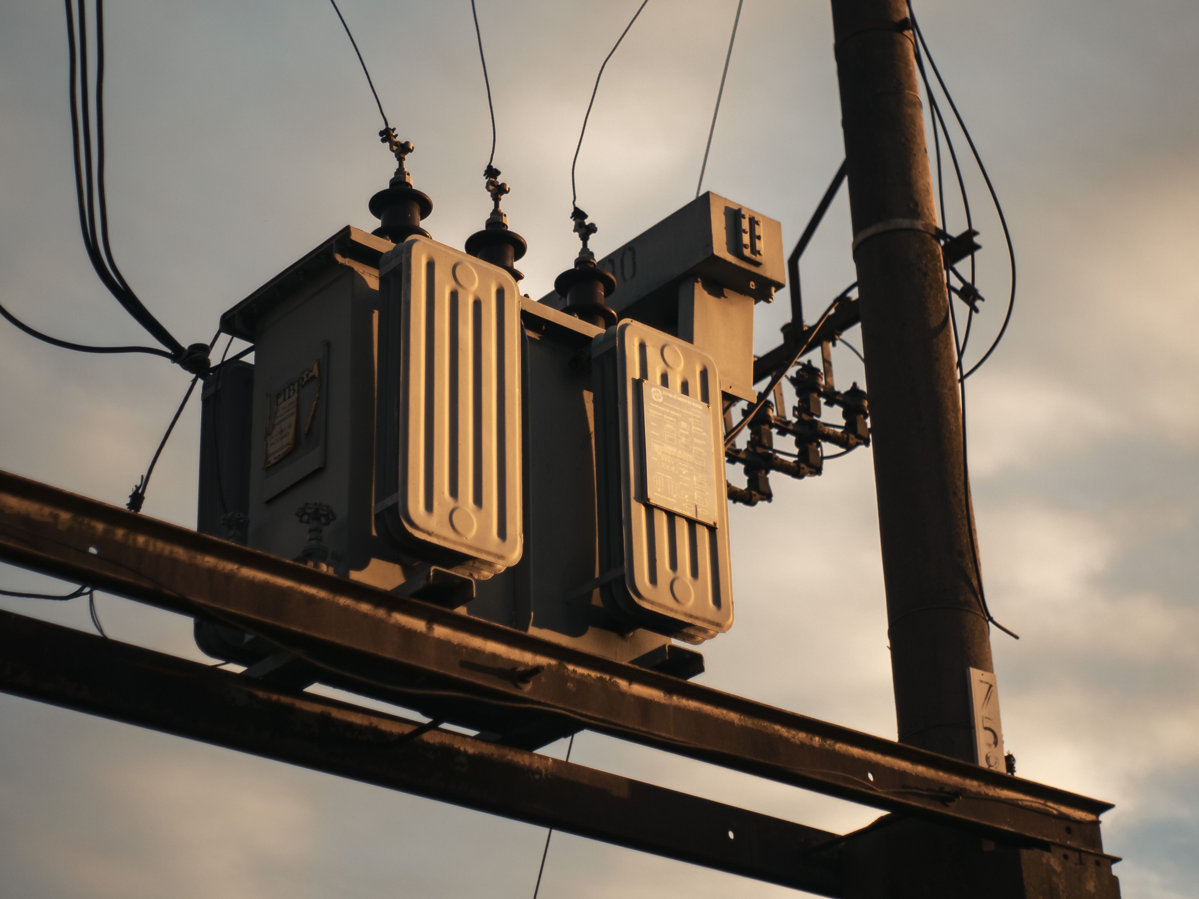 transformator prąd energia zdjęcie pexels
