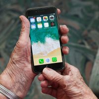 iPhone dla seniora babcia dziadek smartfon