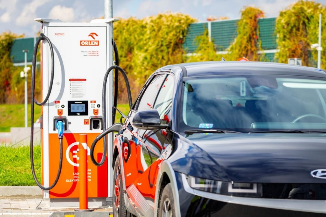 Orlen przygotował promocję dla tych, którzy na majówkę pojadą elektrykiem