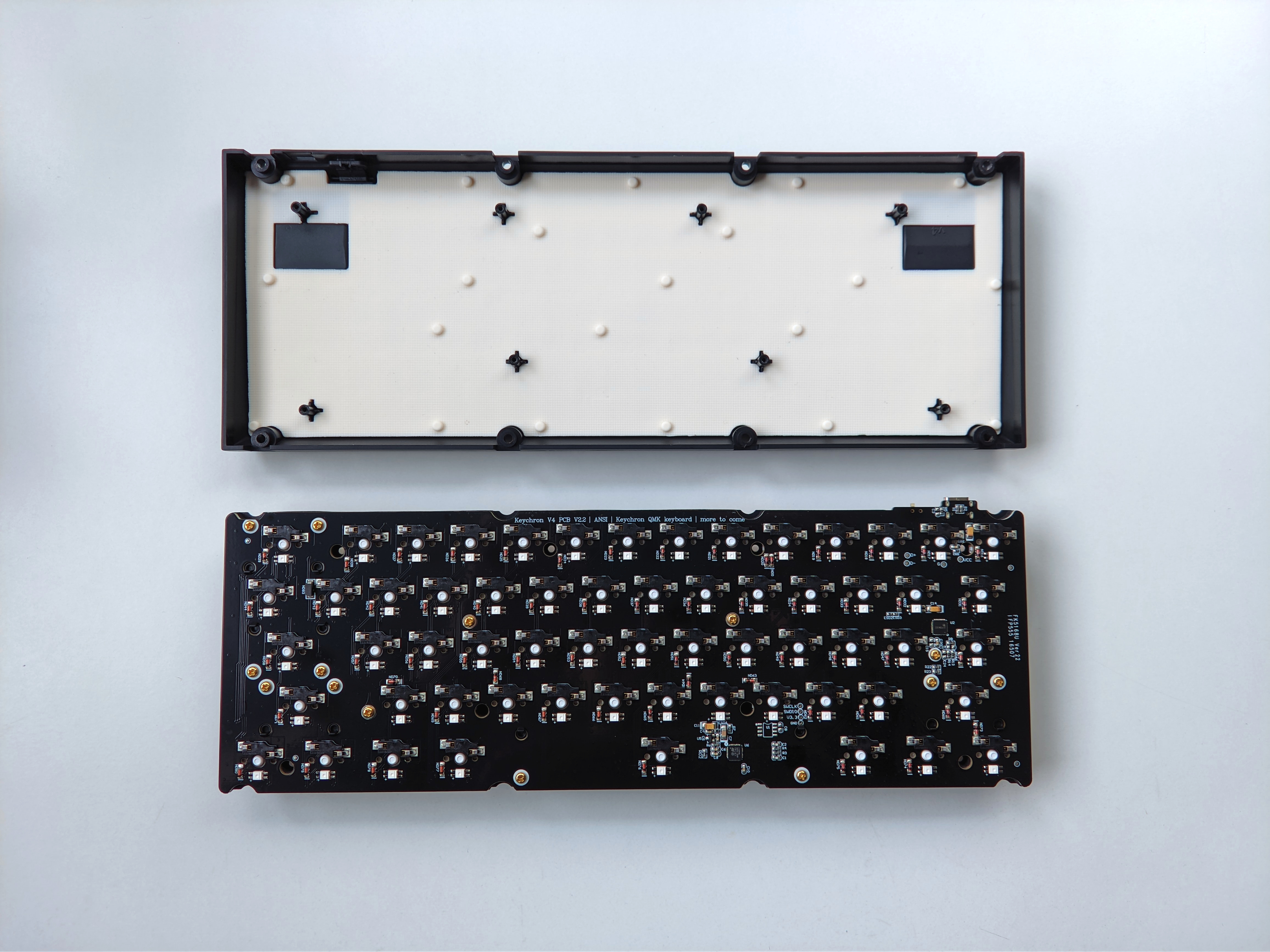klawiatura mechaniczna Keychron V4 keyboard od środka
