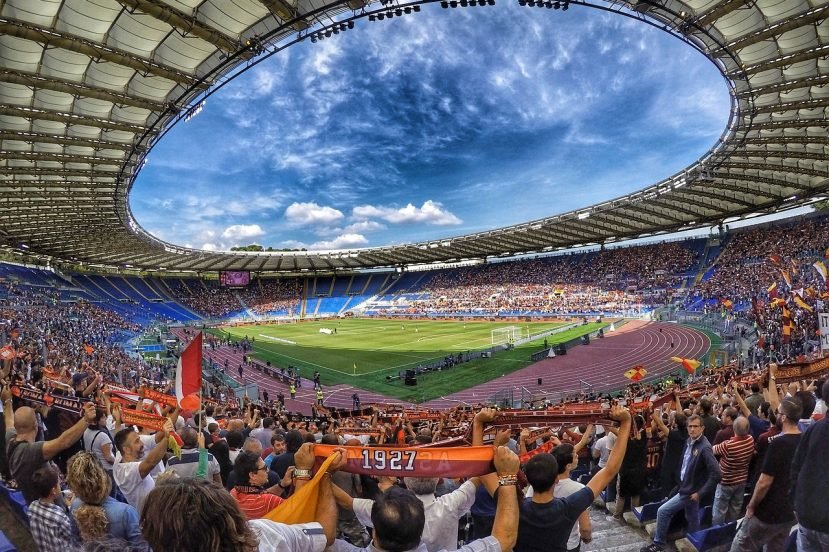 kibice-piłka-nożna-stadion