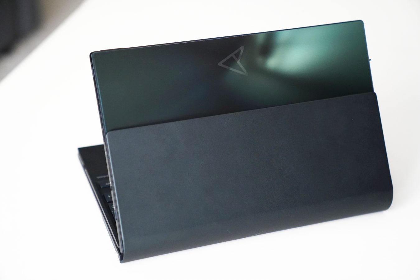 Asus Zenbook 17 Fold OLED UX9702
