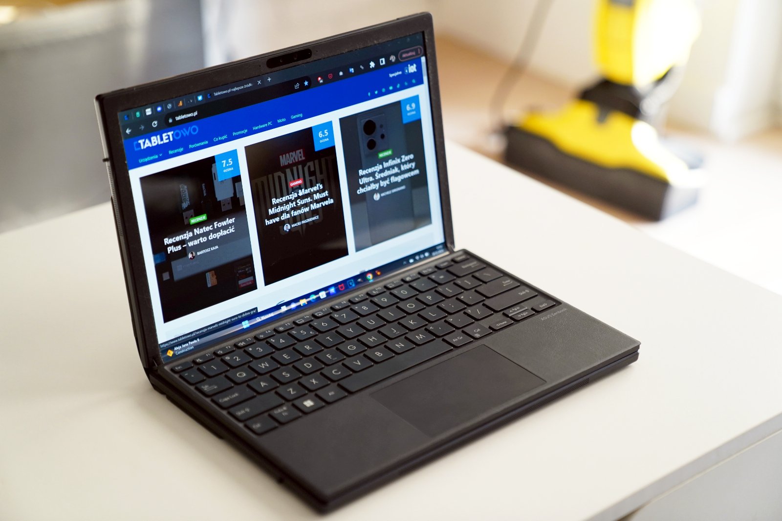 Asus Zenbook 17 Fold OLED UX9702