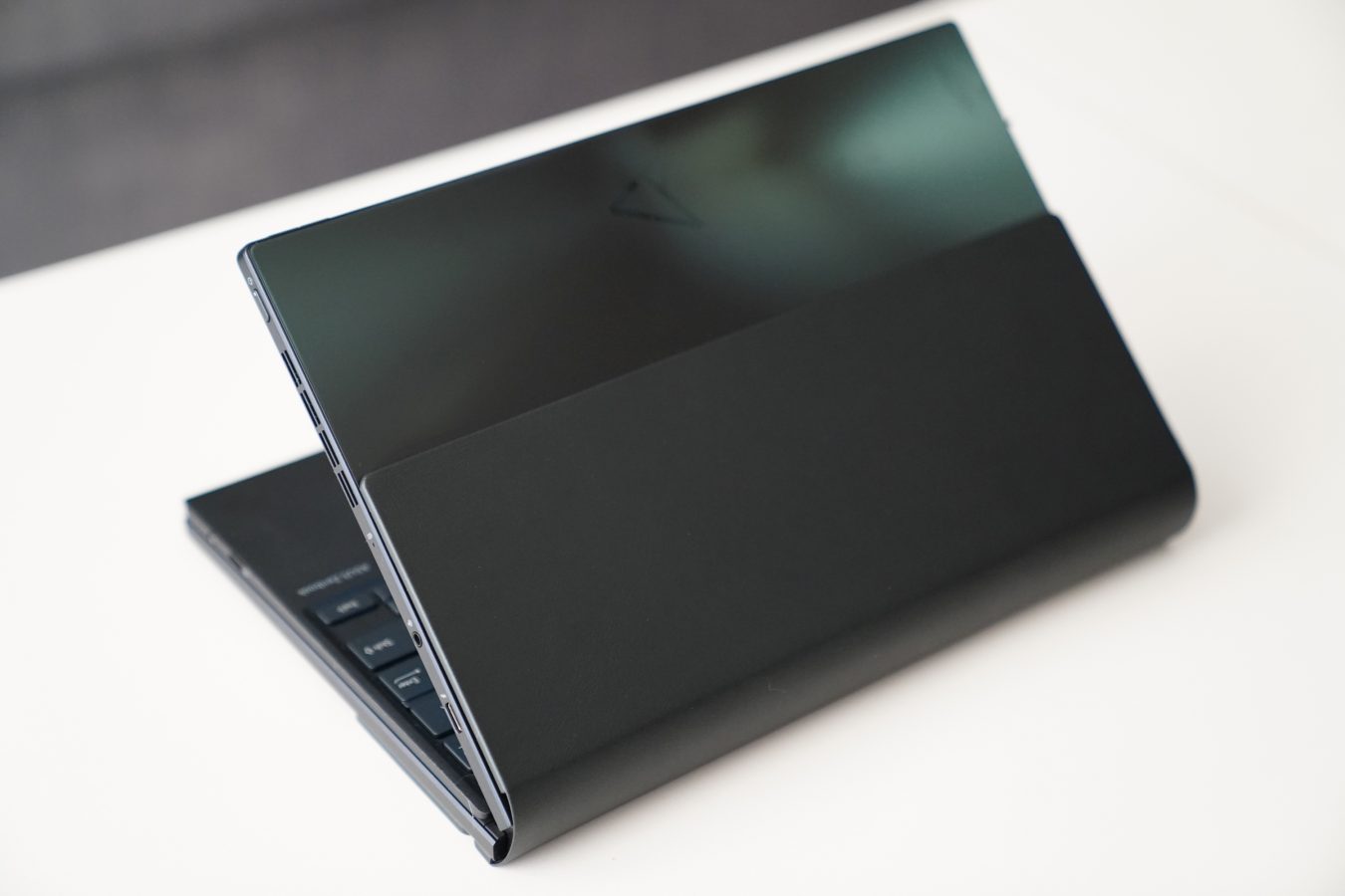 Asus Zenbook 17 Fold OLED UX9702