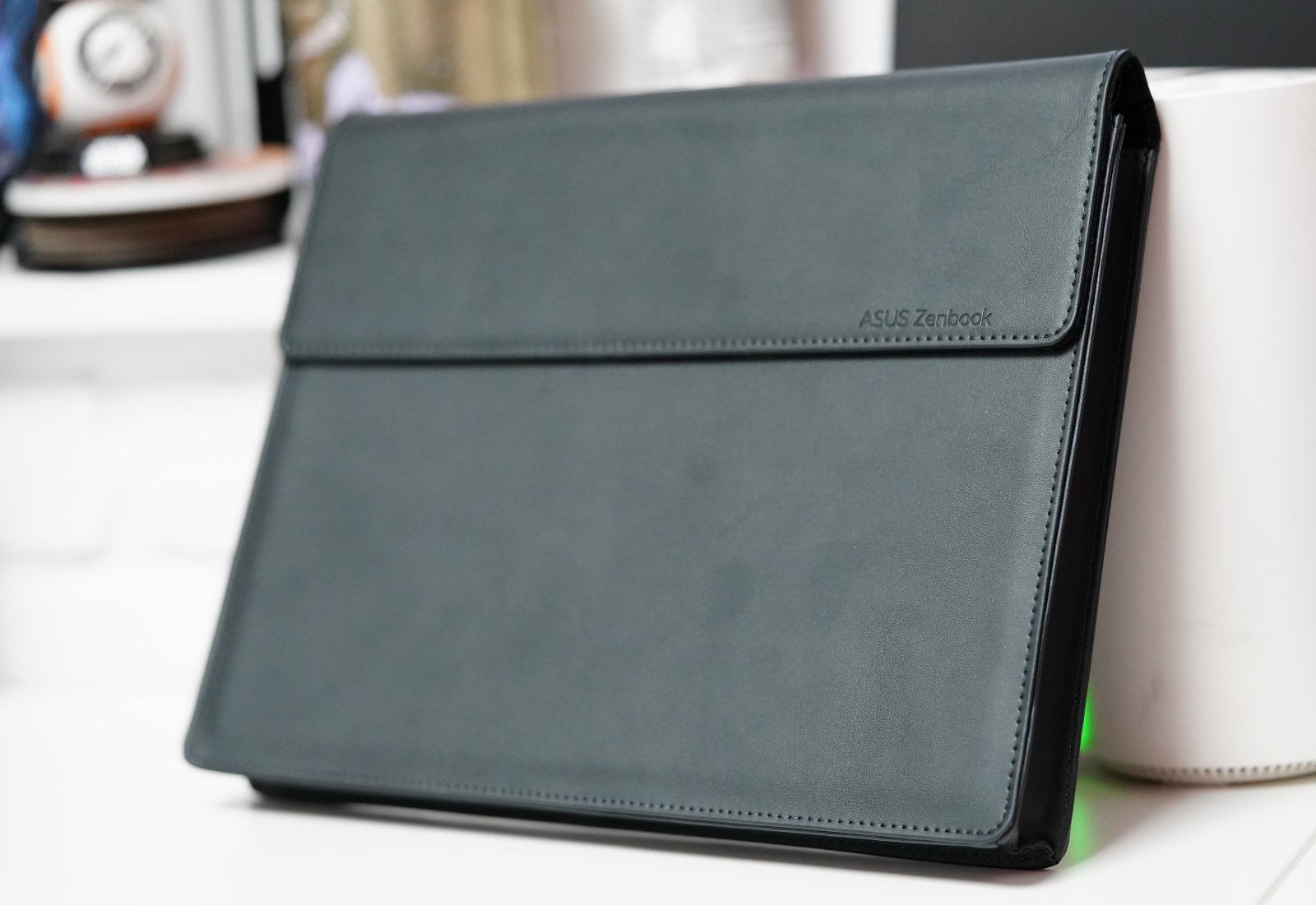 Asus Zenbook 17 Fold OLED UX9702