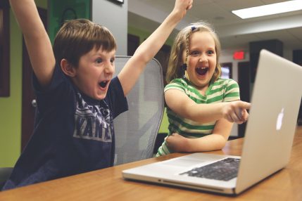 dziecko dzieci children laptop wow super excited
