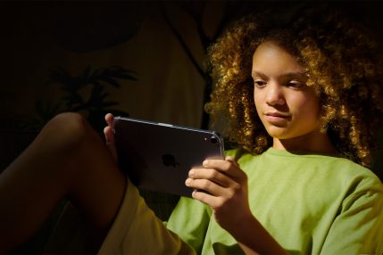 Dzień Bezpiecznego Internetu Apple iPad logo dziecko child