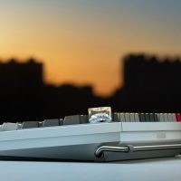 klawiatura OnePlus Featuring Keyboard 81 Pro szara na tle zachodu słońca