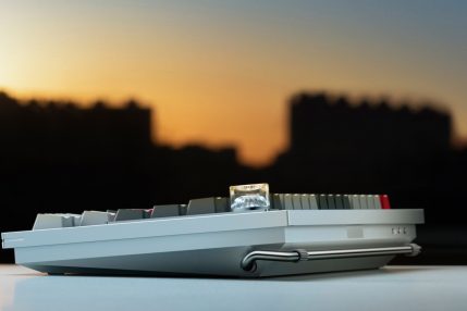 klawiatura OnePlus Featuring Keyboard 81 Pro szara na tle zachodu słońca