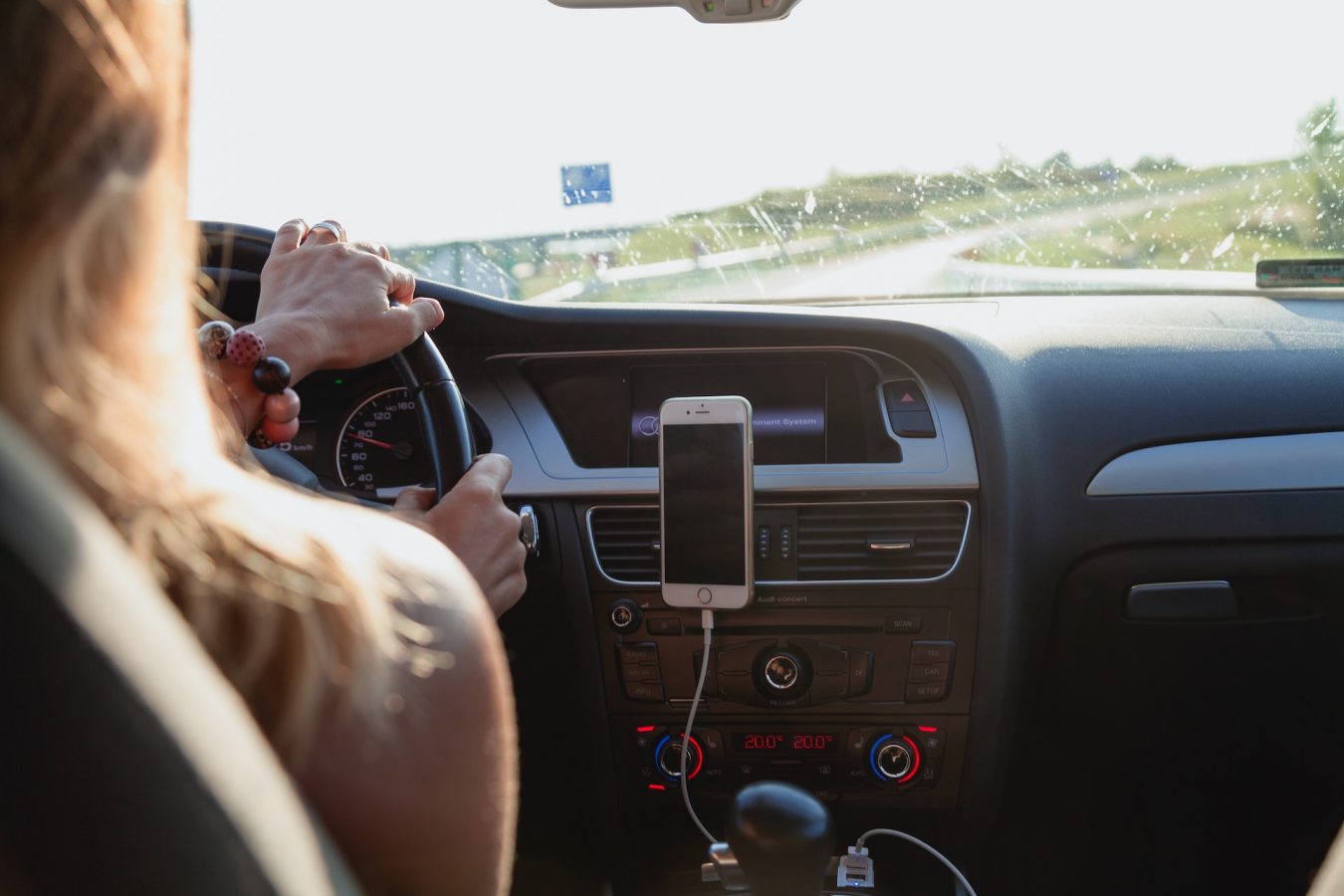 kobieta woman car samochód kierowca kierowczyni driver Apple iPhone smartfon smartphone