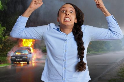 wypadek samochodowy auto samochód car accident crash kobieta woman angry wściekłość crazy szaleństwo