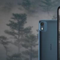 smartfon Nokia C12 Plus smartphone niebieski blue na tle lasu forest