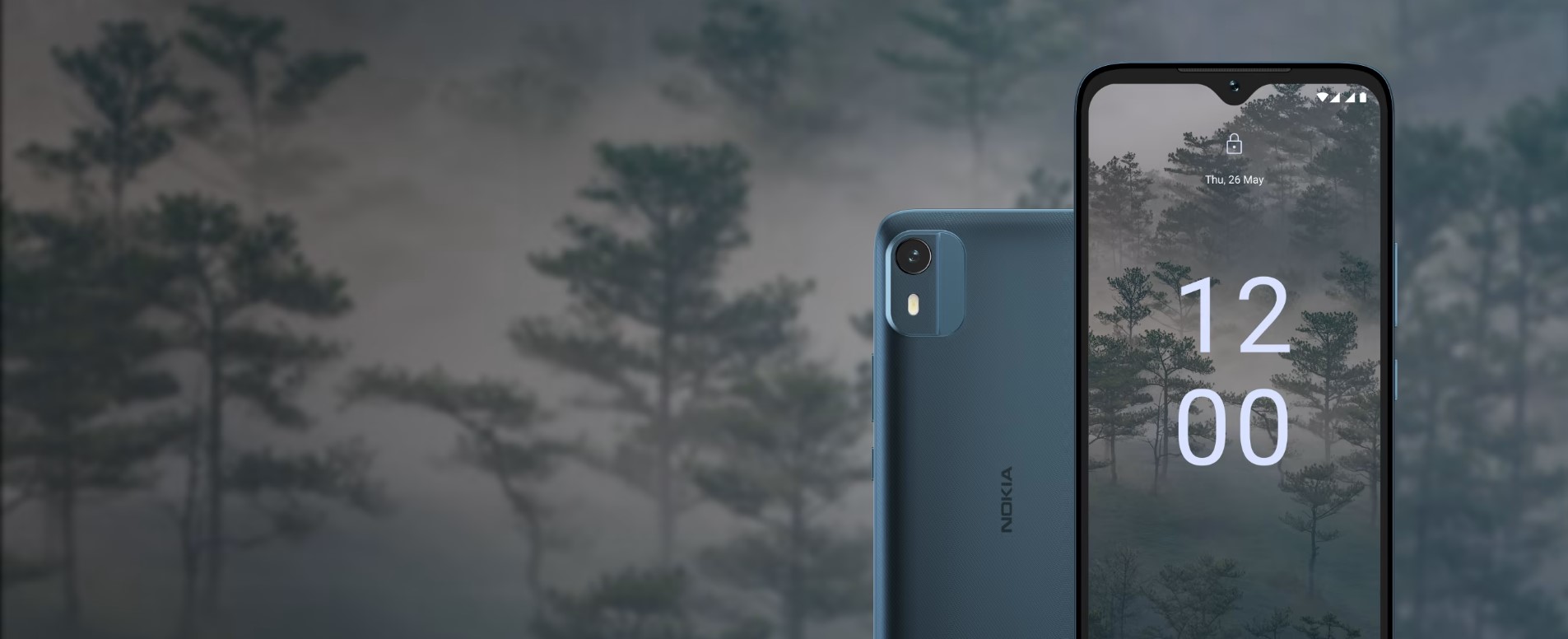 smartfon Nokia C12 Plus smartphone niebieski blue na tle lasu forest