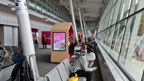 Lotnisko Chopina - darmowe ładowanie smartfona T-Mobile