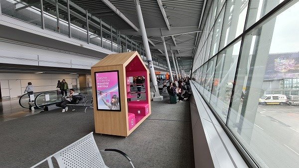 Lotnisko Chopina - darmowe ładowanie smartfona T-Mobile