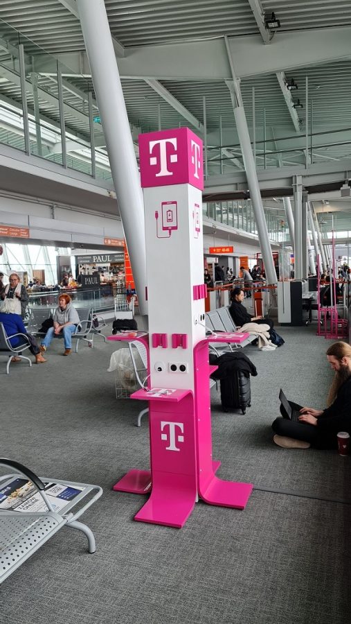 Lotnisko Chopina - darmowe ładowanie smartfona T-Mobile