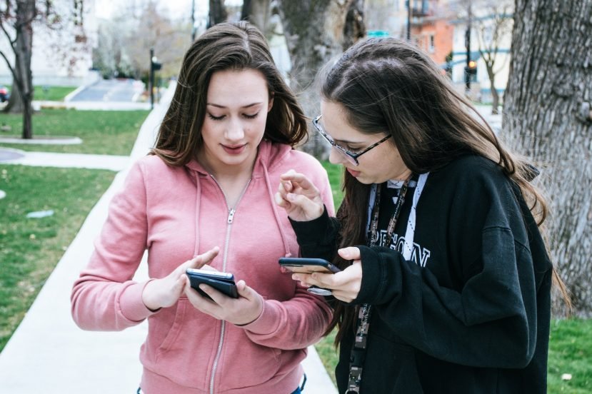 smartfony smartphones girls dziewczyny dziewczęta dziewczyna telefon