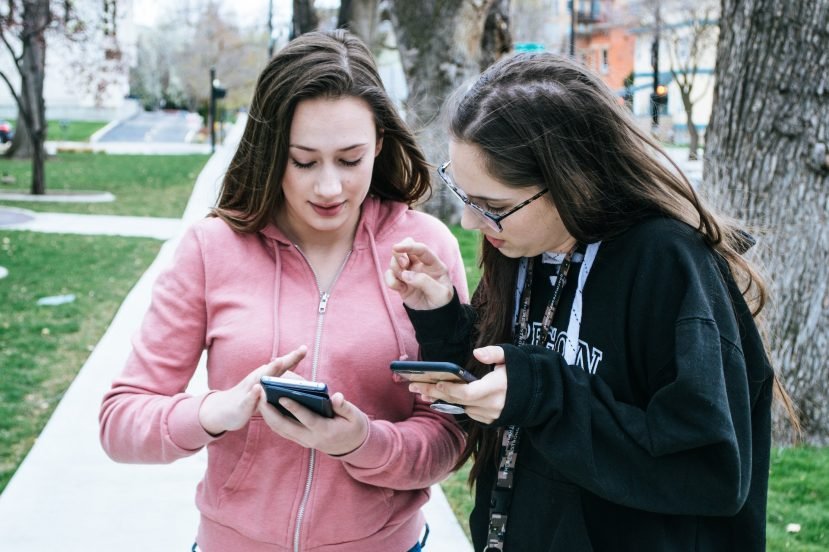 smartfony smartphones girls dziewczyny dziewczęta dziewczyna