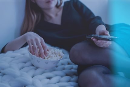 oglądanie telewizji telewizja pilot watching TV VOD popcorn, abonament rtv film kino