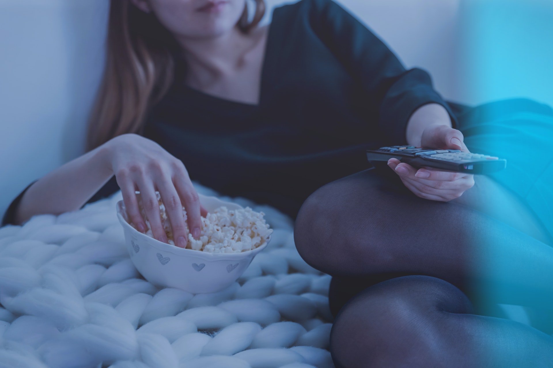 oglądanie telewizji telewizja pilot watching TV VOD popcorn, abonament rtv