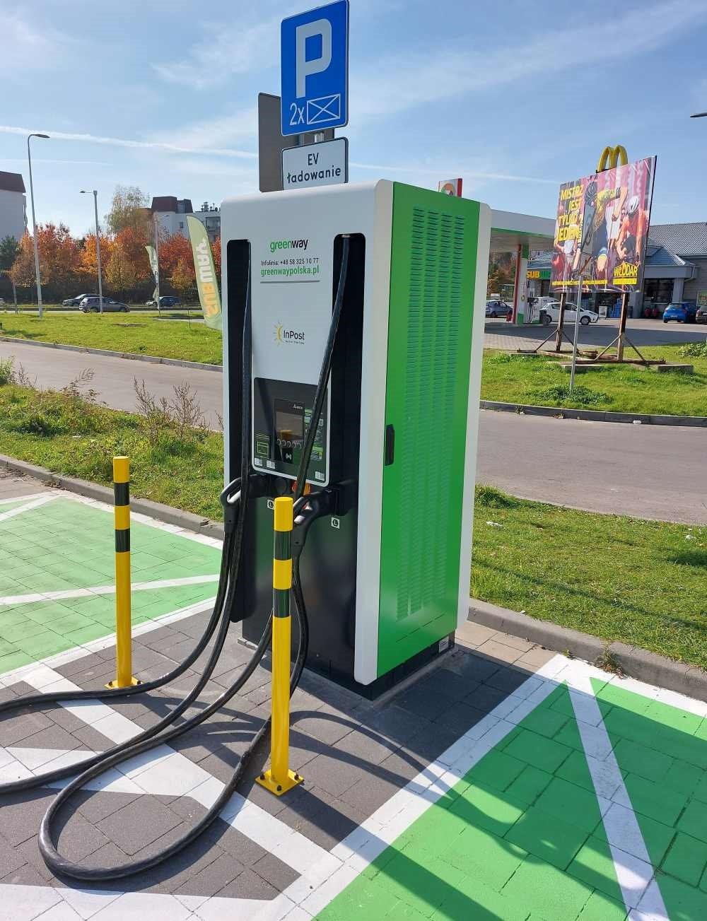 InPost GreenWay ładowarka do samochodów aut elektrycznych elektryków przy Paczkomacie Paczkomatach