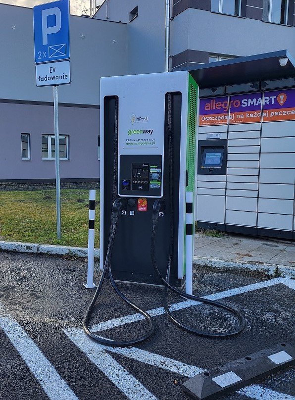 InPost GreenWay ładowarka do samochodów aut elektrycznych elektryków przy Paczkomacie Paczkomatach