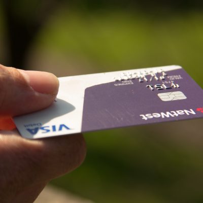Płatność bezgotówkowa karta kredytowa karta debetowa
