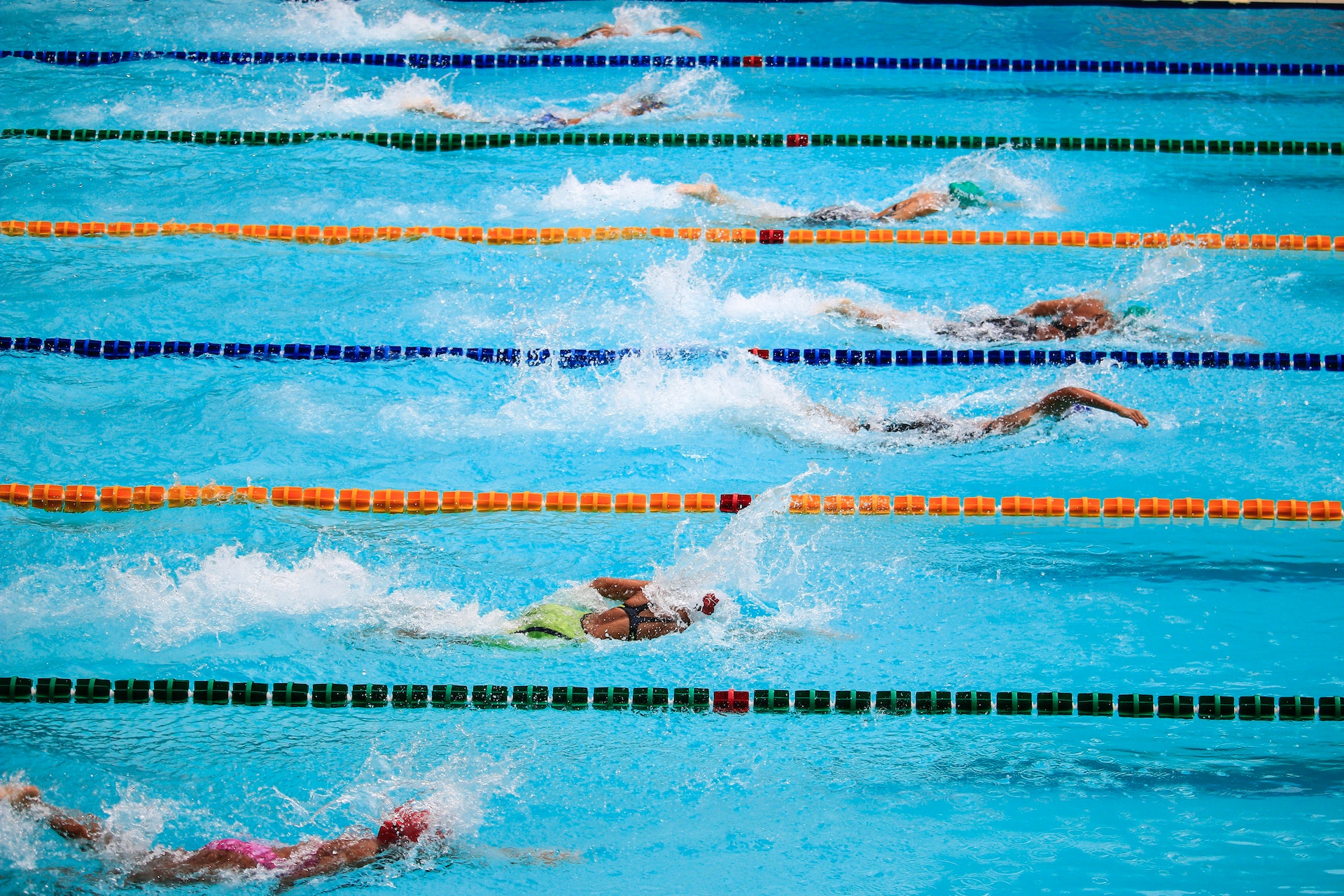 zawody prędkość speed siła strong pływanie pływacy basen pool wyścig ściganie się