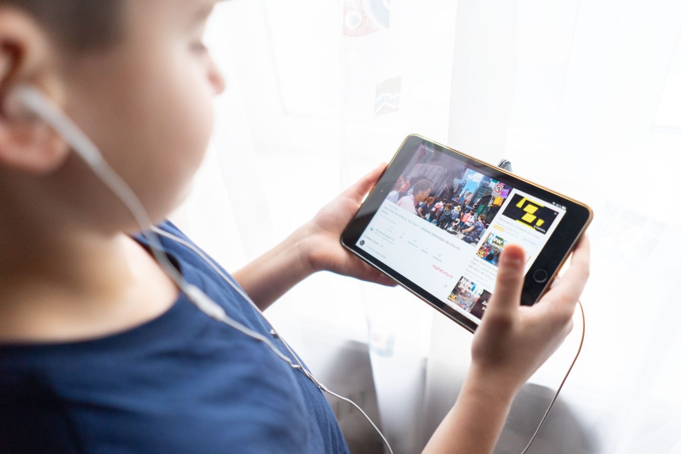 tablet dziecko sluchawki youtube