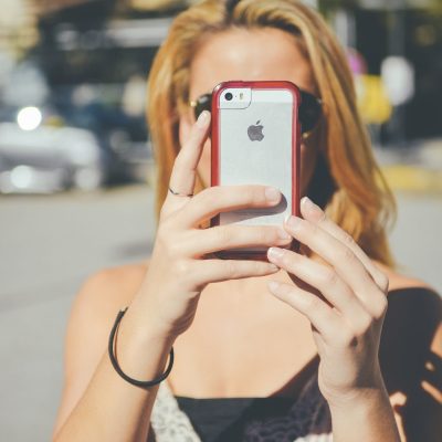 woman kobieta smartfon Apple iPhone