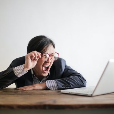 zaskoczony zszokowany mężczyzna man shocked amazed surprised