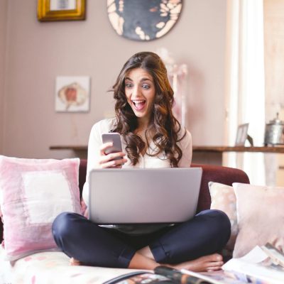 smartfon laptop kobieta woman szczęście happy happiness surprised niespodzianka szok shocked