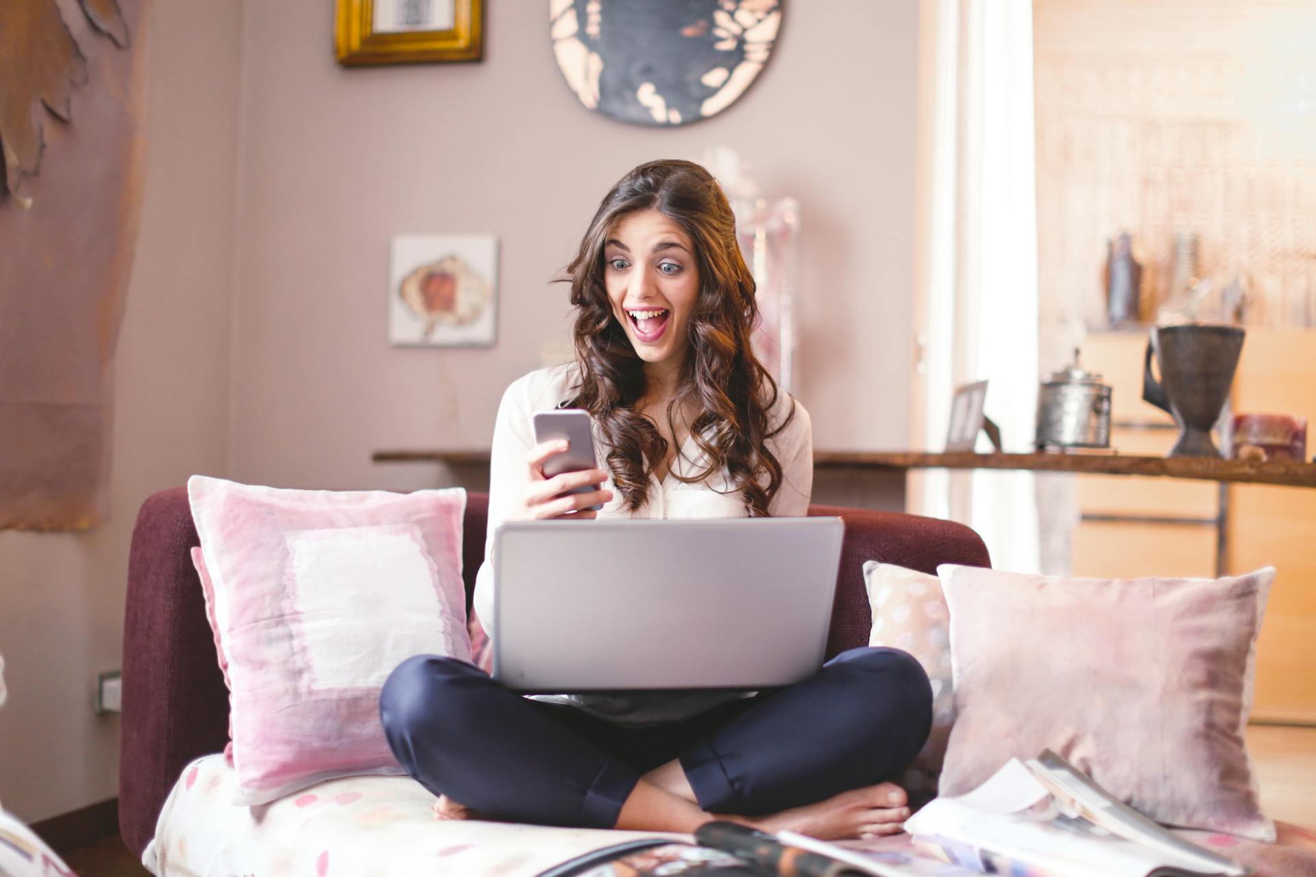 smartfon laptop kobieta woman szczęście happy happiness surprised niespodzianka szok shocked