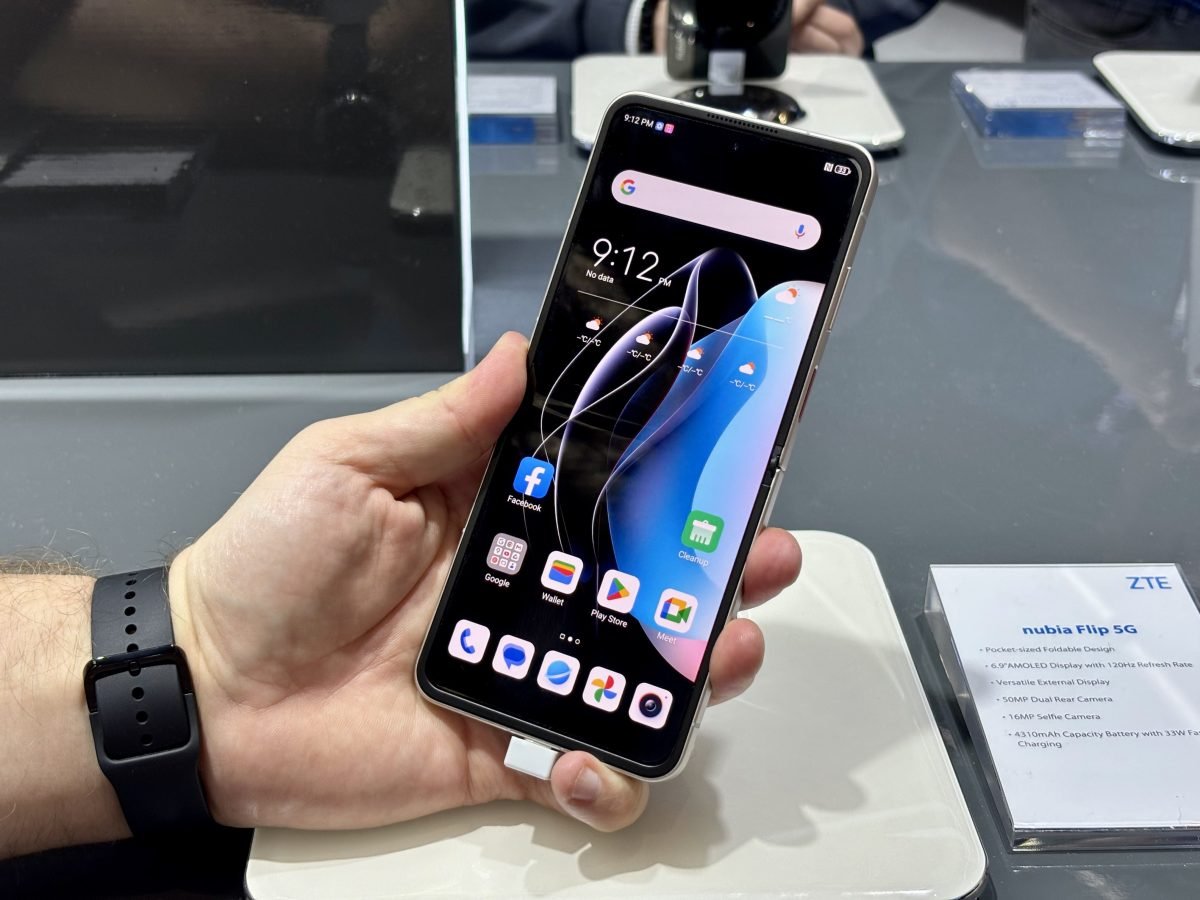 składany smartfon nubia Flip 5G foldable smartphone MWC 2024 fot. Tabletowo.pl