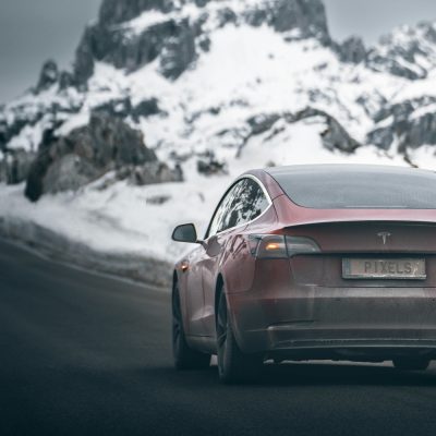 Tesla samochód elektryczny zima góry