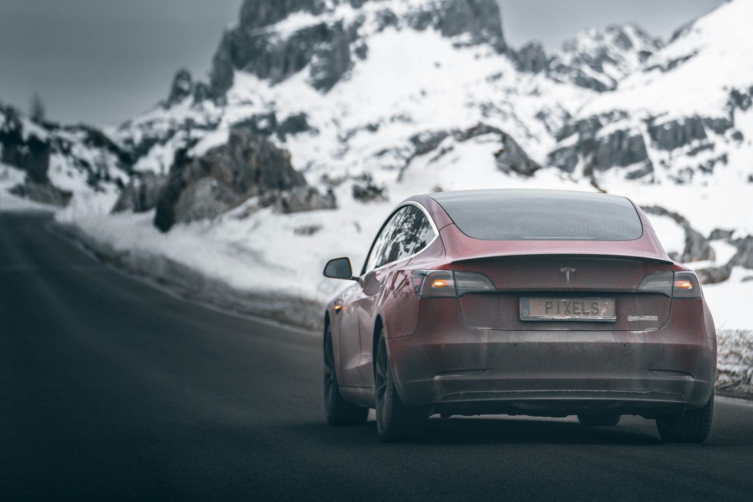 Tesla samochód elektryczny zima góry