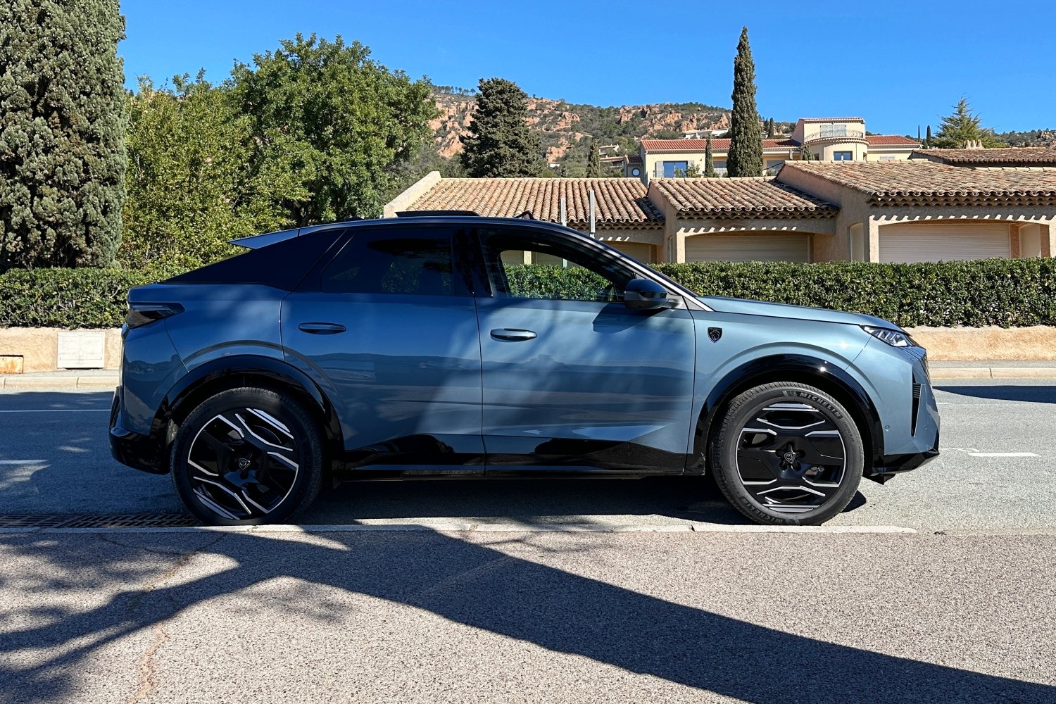 Peugeot E-3008