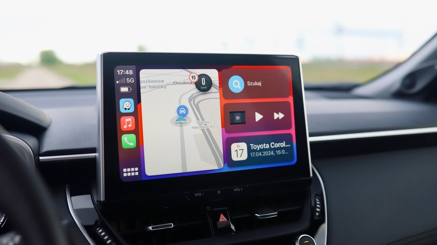 Apple CarPlay nawigacja Waze